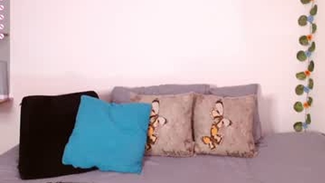 laura1__